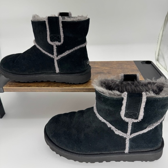 UGG Classic Cuff Mini Boots – Black/Grey – Size 8 (Style 1100211) - Picture 4 of 8